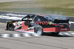 Ganador de la carrera Sam Hornish Jr., Joe Gibbs Racing Toyota