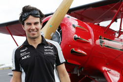 Sergio Perez, Sahara Force India F1 mit einen Doppeldeckerflugzeug