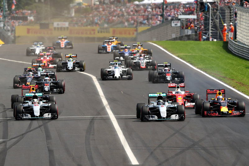 Start: Lewis Hamilton, Mercedes AMG F1 W07 Hybrid; Daniel Ricciardo, Red Bull Racing RB12