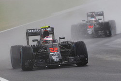 Дженсон Баттон, McLaren MP4-31, и Фернандо Алонсо, McLaren MP4-31