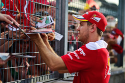 Sebastian Vettel, Ferrari, firma autografi ai fan