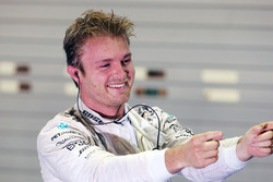 Ganador de la carrera Nico Rosberg, Mercedes AMG F1 celebra en parc ferme