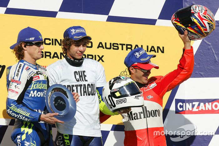 Podio: 1º Valentino Rossi, 2º Sete Gibernau, 3º Loris Capirossi