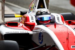 Ganador de la pole Alexander Albon, ART Grand Prix