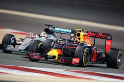 Daniil Kvyat, Red Bull Racing RB12 and Lewis Hamilton, Mercedes AMG F1 W07 Hybrid battle for positio