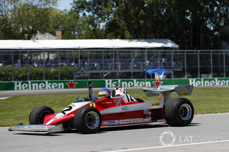 Jacques Villeneuve pilote la Ferrari 312T3 de son père pour un tour de démonstration
