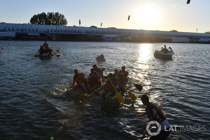 Williams en la carrera de balsas