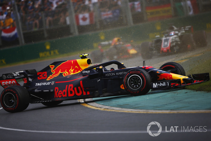 Max Verstappen, Red Bull Racing RB14 Tag Heuer, part en tête-à-queue devant Romain Grosjean, Haas F1 Team VF-18 Ferrari