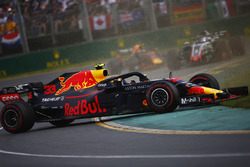 Max Verstappen, Red Bull Racing RB14 Tag Heuer, spin atıyor, Romain Grosjean, Haas F1 Team VF-18 Fer