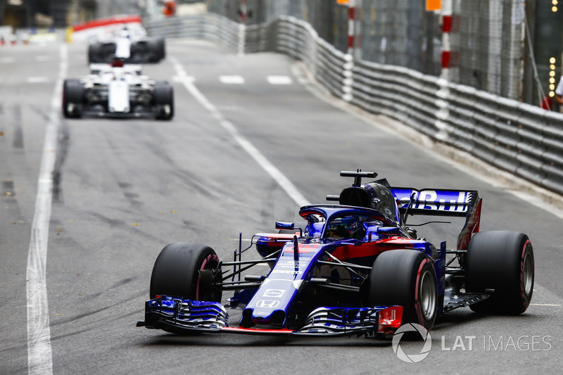 Brendon Hartley, Toro Rosso STR13, leads Marcus Ericsson, Sauber C37