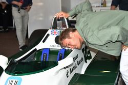 Nico Rosberg, regarde le cockpit de la Williams FW08 de son père Keke Rosberg