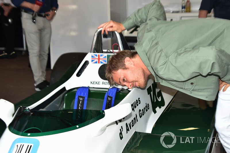 Nico Rosberg, guarda nell'abitacolo della Williams FW08 del padre Keke Rosberg