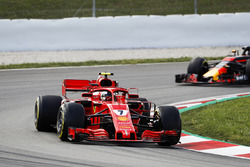 Kimi Raikkonen, Ferrari SF71H, Max Verstappen, Red Bull Racing RB14