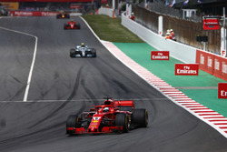 Sebastian Vettel, Ferrari SF71H, Valtteri Bottas, Mercedes AMG F1 W09