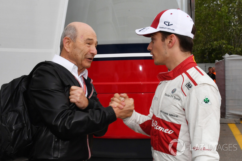 Peter Sauber si congratula con Charles Leclerc, Sauber, per il 10° posto finale