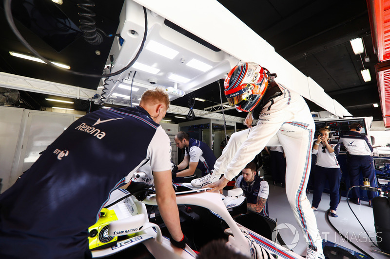 Robert Kubica, Williams Martini Racing, sube a su coche