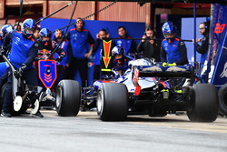 Pierre Gasly, Scuderia Toro Rosso STR13 pitstop