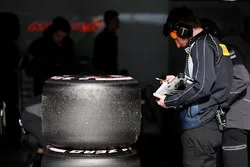 Llantas Pirelli y un técnico trabajando