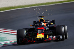 Max Verstappen, Red Bull Racing RB14, strikes up sparks