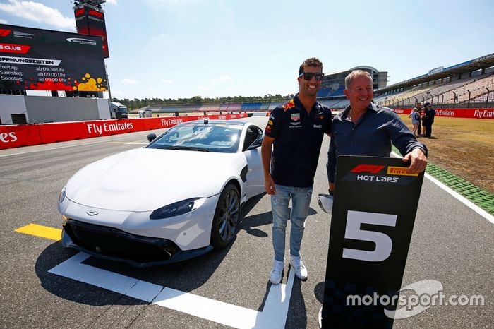 Daniel Ricciardo, Red Bull Racing, y Martin Brundle posan con un Aston Martin DB11