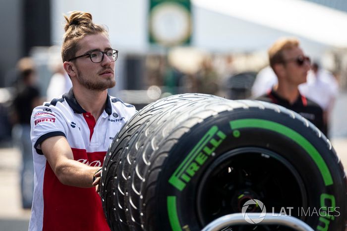 Mecánico de Sauber y neumáticos Pirelli