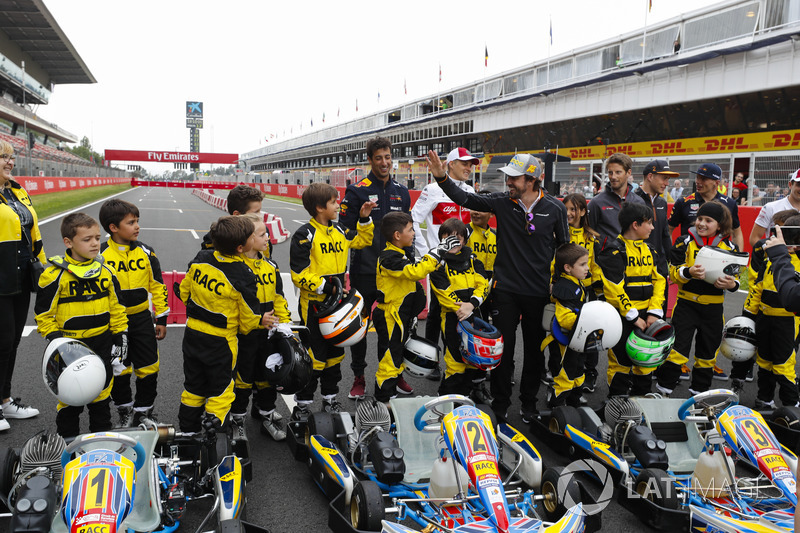 Giovani kartisti incontrano Daniel Ricciardo, Red Bull Racing, Marcus Ericsson, Sauber, Fernando Alonso, McLaren, Romain Grosjean, Haas F1 Team, Stoffel Vandoorne, McLaren, Max Verstappen, Red Bull Racing e Charles Leclerc, Sauber