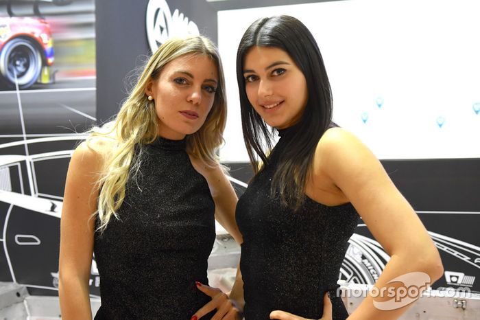 Las chicas en el Salón del Automóvil de Bolonia 2017