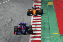 Brendon Hartley, Toro Rosso STR13,Fernando Alonso, McLaren MCL33,