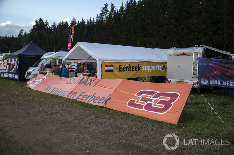 Des fans et une bannière de Max Verstappen, Red Bull Racing