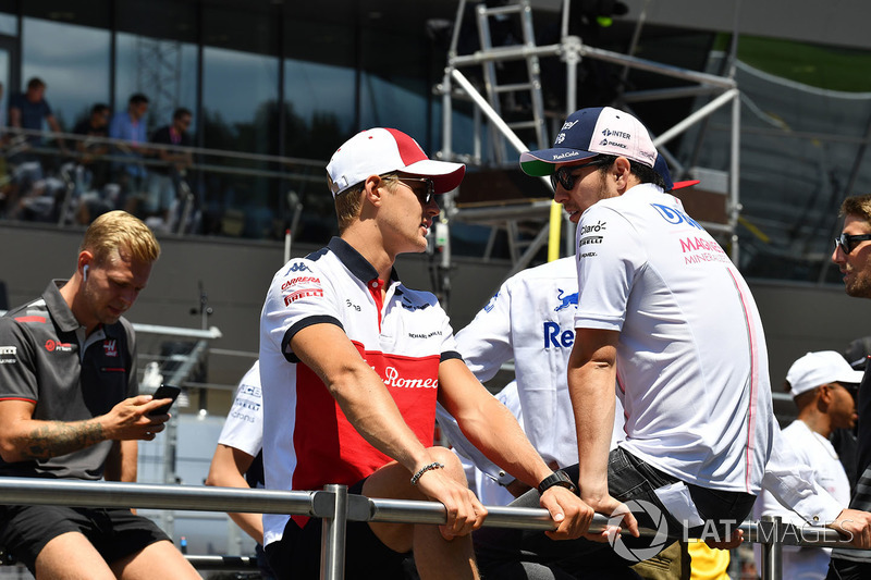 Marcus Ericsson, Sauber et Sergio Perez, Force India lors de la parade des pilotes