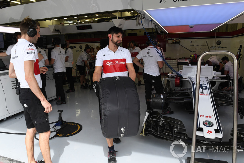 Le garage Sauber