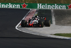 Kevin Magnussen, Haas F1 Team VF-18 runs wide