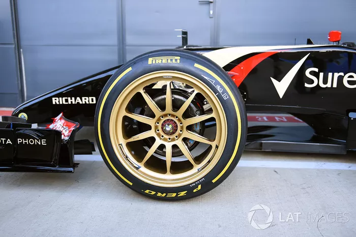 Los Lotus E22 con llantas Pirelli de de 18 pulgadas