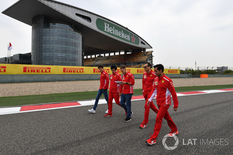 Себастьян Феттель , Ferrari, йде треком з командою