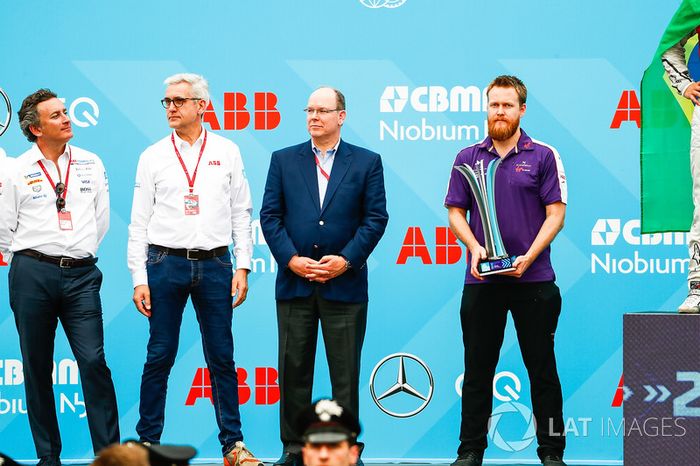 Alejandro Agag, CEO de Formula E, Ulrich Spiesshofer, Director Ejecutivo, ABB, y un mecánico del DS Virgin Team