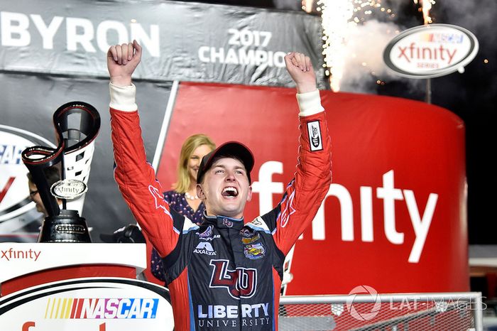 Na Xfinity, William Byron foi terceiro colocado na prova, mas terminou como campeão, após batalha com Elliott Sadler.