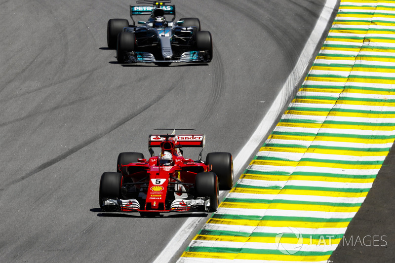 Sebastian Vettel, Ferrari SF70H, Valtteri Bottas, Mercedes AMG F1 W08