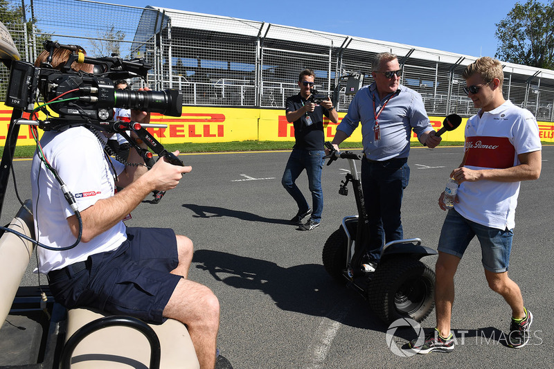 Marcus Ericsson, Alfa Romeo Sauber F1 Team, parla con Johnny Herbert, Sky TV, mentre cammina lungo il circuito