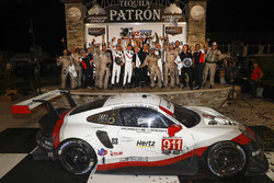 Podio GTLM: i vincitori Patrick Pilet, Nick Tandy, Frédéric Makowiecki, Porsche Team North America