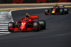 Kimi Raikkonen, Ferrari SF71H, Daniel Ricciardo, Red Bull Racing RB14