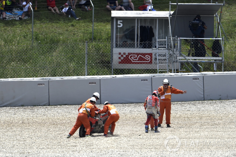 Andrea Dovizioso, Ducati Team, dopo la caduta