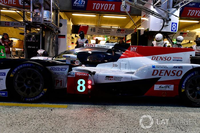 #8 Toyota Gazoo Racing Toyota TS050: Sébastien Buemi, Kazuki Nakajima, Fernando Alonso, pit stop