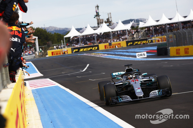 Hamilton ve Mercedes yarış zaferini kutluyor