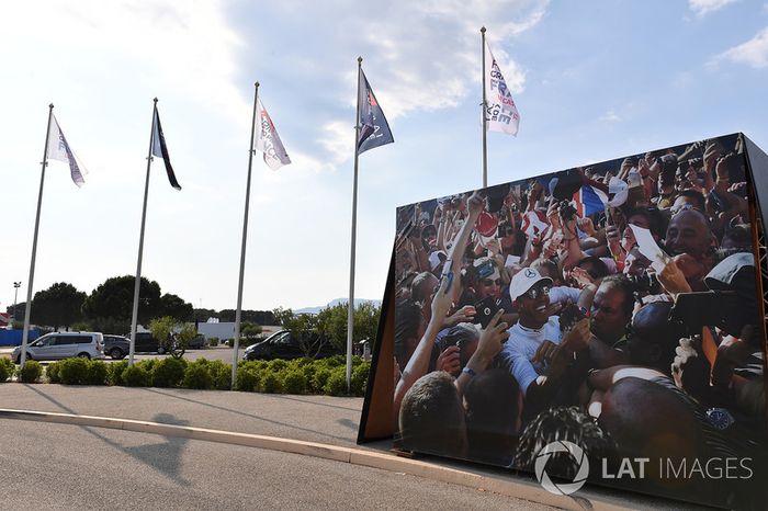 Banderas y un cartel de Lewis Hamilton, Mercedes-AMG F1