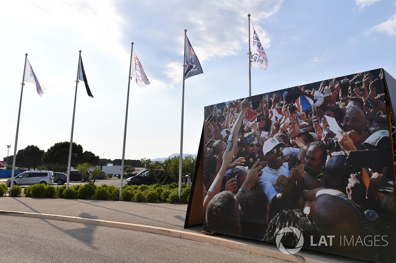 Bandiere e l'immagine di Lewis Hamilton, Mercedes-AMG F1
