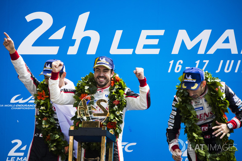 Genel klasman podyum: Yarış galibi Sébastien Buemi, Kazuki Nakajima, Fernando Alonso, Toyota Gazoo Racing, 2. Mike Conway, Kamui Kobayashi, Jose Maria Lopez, 3. Mathias Beche, Gustavo Menezes, Thomas Laurent, Rebellion Racing