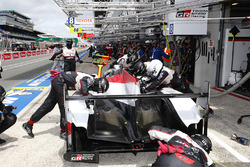 #7 Toyota Gazoo Racing Toyota TS050: Mike Conway, Kamui Kobayashi, Jose Maria Lopez in de pits met problemen
