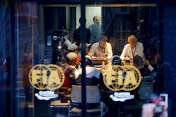 Charlie Whiting, delegado de la FIA en una reunión con los pilotos