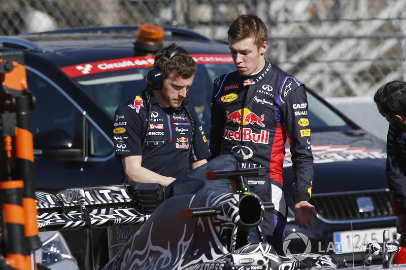 Daniil Kvyat, Red Bull Racing RB11, con un miembro de Red Bull team member después de parar en pista