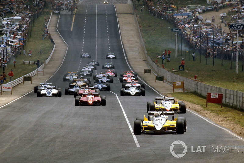 Start zum GP Südafrika 1982 in Kyalami: René Arnoux, Renault RE30B, führt